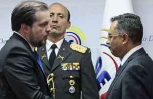 Paúl Salazar, presidente electo del CNE, saluda a su nuevo vicepresidente, Mauricio Tayupanta, tras la posesión. Foto: El Tiempo